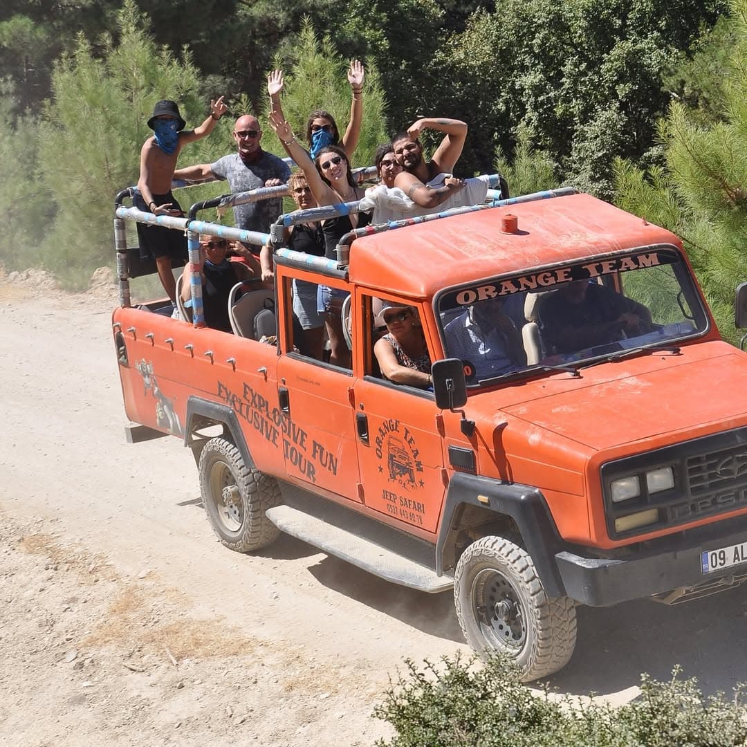 Kuşadası Kreuzfahrthafen mit Safari-Jeeps in Reihe zur Shore-Excursion-Abholung