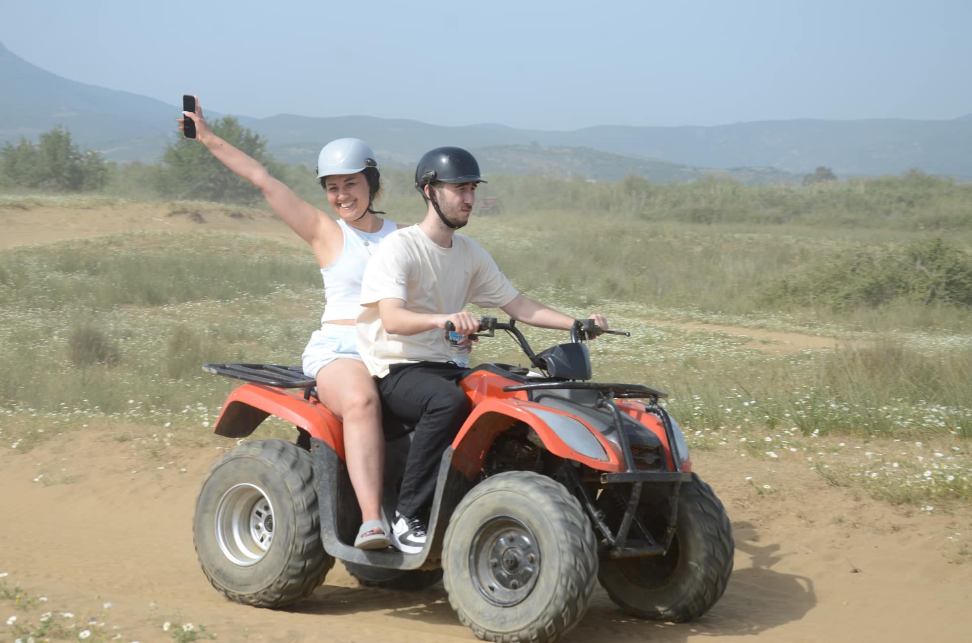 Konvoi von Fahrern auf Quad-Bikes auf den Pinienwald-Pisten von Pamucak bei Kuşadası